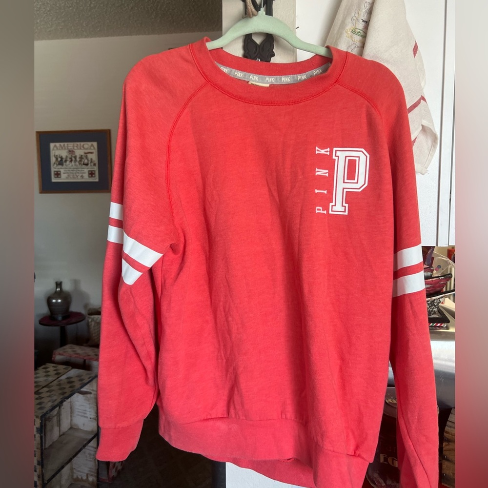 Vintage Pink sweatshirt with pockets. Good condition. See photos. Size small